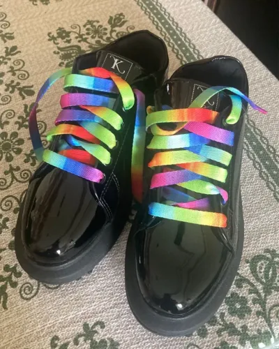 Tenis Preto com cadarço Colorido