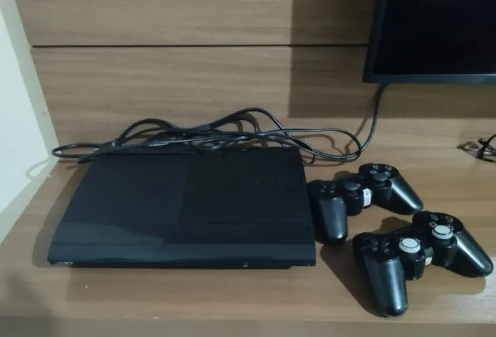 Vendo PS3 desbloqueado, dois controles 