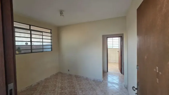 Excelente apartamento de 01 quarto, muito seguro, tranquilo e sem barulho.