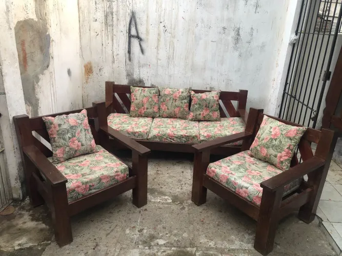 Conjunto de sofá de madeira angelim pedra semi-nova para vim buscar em prazeres