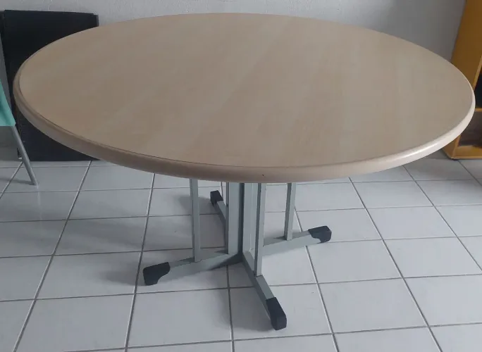 Mesa redonda para jantar ou reunião