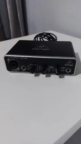 Interface de Áudio Behringer UMC22
