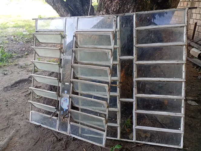 Vende-se duas janelas semi novas é uma porta completa semi nova