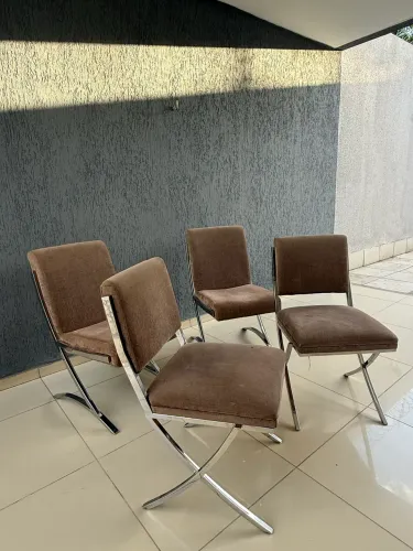 Vendo Lindas cadeiras pra mesa de jantar com elegante estrutura metálica