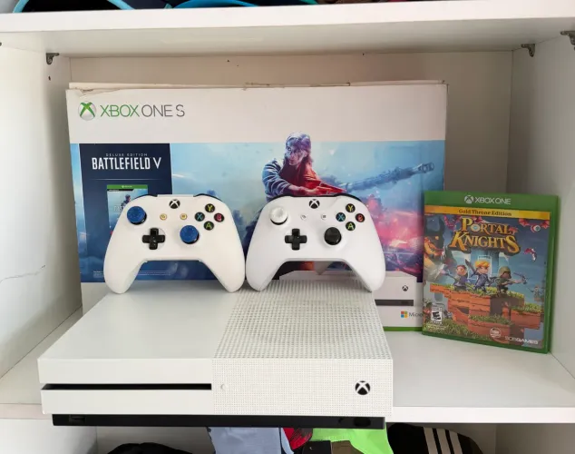 XBOX ONE S 1TB, CAIXA, 2 CONTROLES e JOGO