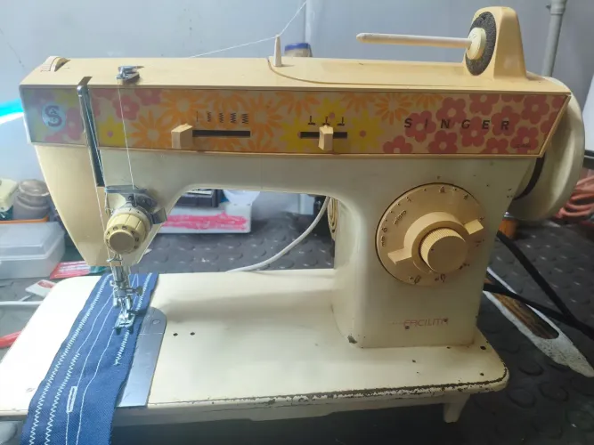 Máquina Singer com caseador