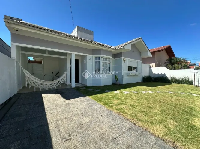 Casa residencial à venda no bairro Pedra Branca com 140 m² e 4 dormitórios.