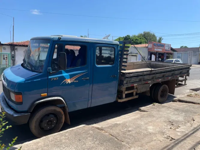 Venda de caminhão Mercedes 710 cabinado