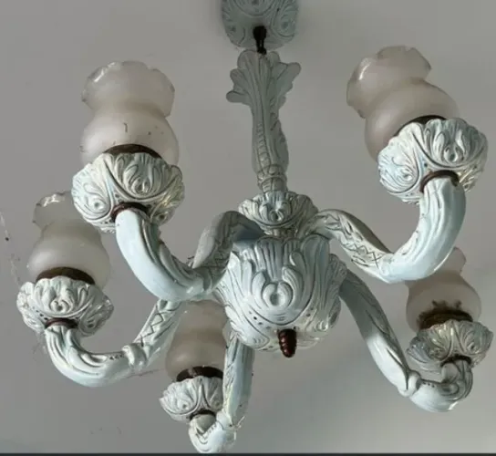Lustre em porcelana antigo em estilo clássico ornamental