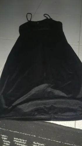 Vende se vestidos e shorts