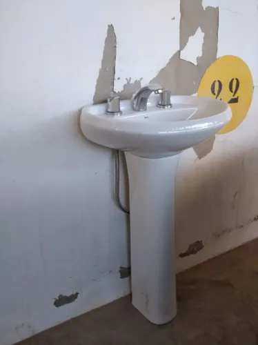 Pia de banheiro com torneira quente/fria ( misturador)