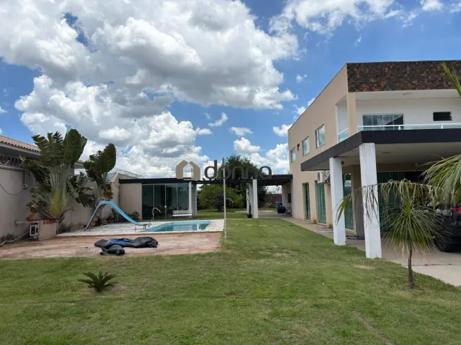 Casa à venda em Uberaba (Frente)  3 quartos, suíte, piscina e espaço gourmet