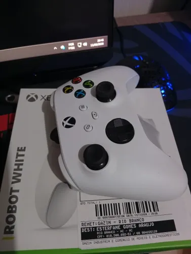 Controle de Xbox semi-novo pouco usado.