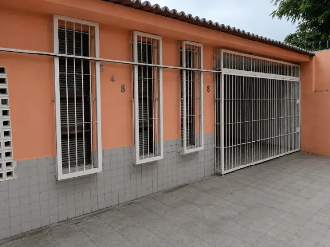 Oportunidade ! Casa à venda com 5 quartos ( sendo duas suítes), terreno amplo