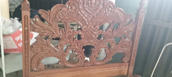 Vendo cama completa de madeira pura trabalhada