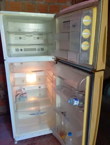 vendo _se uma geladeira em exelente estado ,gela bastante ,valor 750 falar com Nilza fone