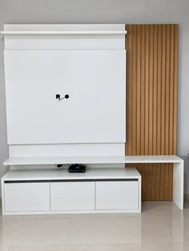 Painel com rack de sala