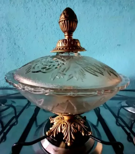 Bomboniere antiga, com pé de bronze