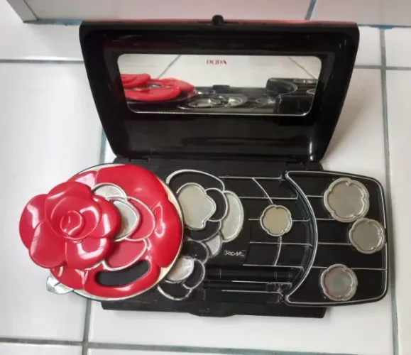 Paleta de maquiagem e sombra vazio