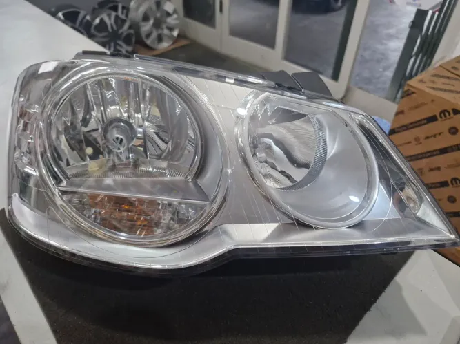 Farol principal Volkswagen Golf 2007 a 2014 cromado Direito  Av