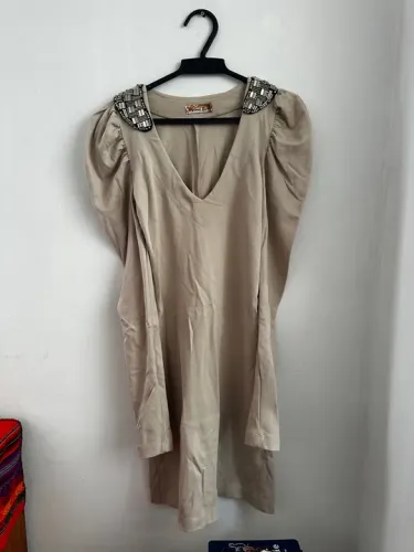 Vestido Bege com Detalhe em Pedrarias