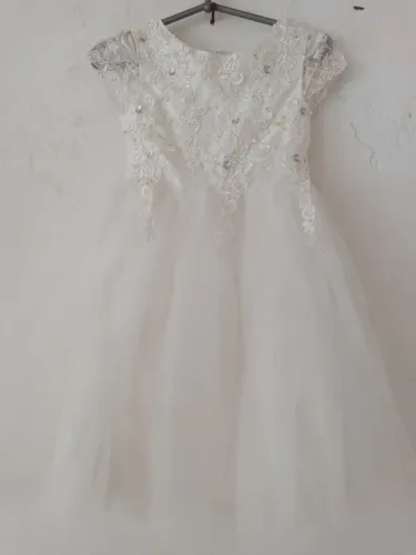 Vestido de renda branco para menina.