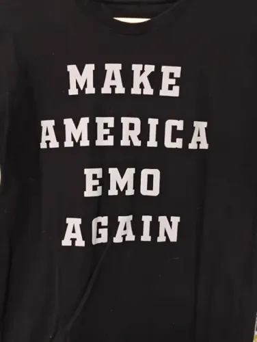 Camiseta Make America Emo Again - P