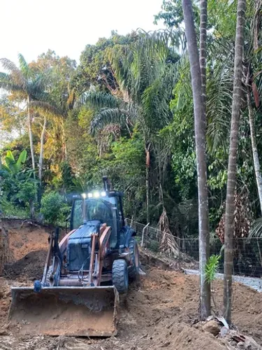 Serviço com máquina retroescavadeira