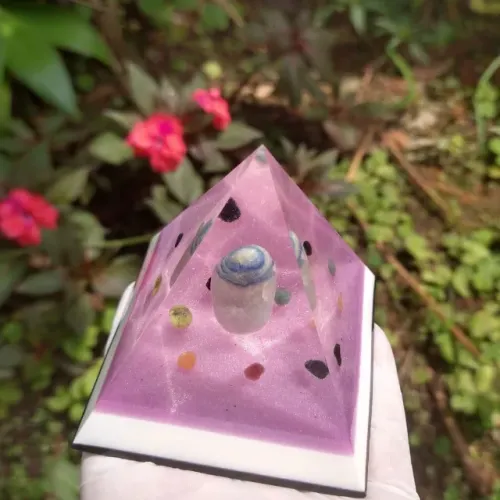 Orgonite Pirâmide dos 7 Chakras com Cristais de Cura. Tam (G)