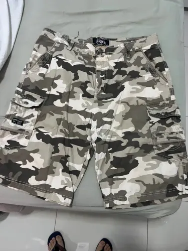 Bermuda Camuflada marca Lions Crest 