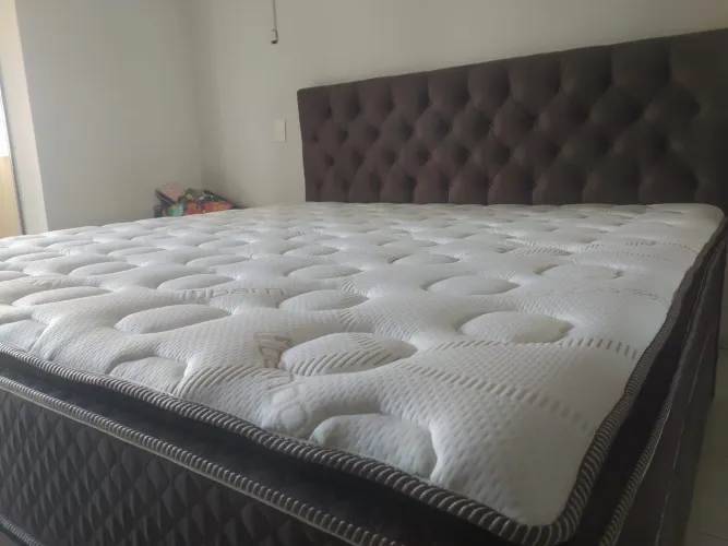 Colchão molas ensacadas com pilow top com cabeceira