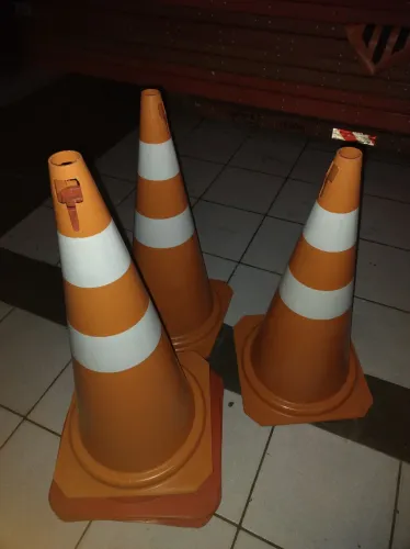 Cones de Sinalização Laranja com Faixa Branca