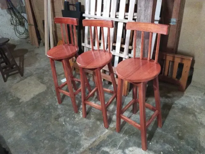 Bancos alto com recosto feito de madeira maciça