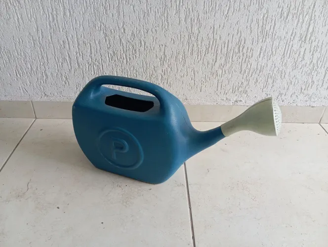 Regador Azul de Plástico - Jardinagem