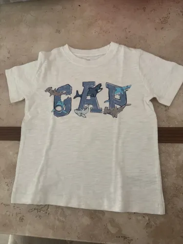 Camiseta Infantil GAP Tubarão- TAM: 2 anos