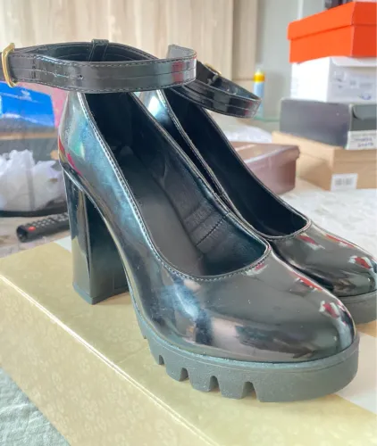 Sapato Constance. Estilo boneca. Verniz preto