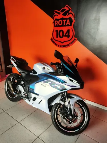 R3 Connected com apenas 800 km rodados.