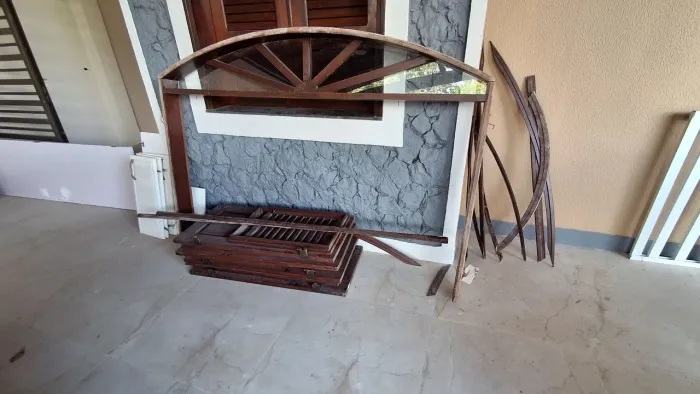 Janela de madeira classica arco com detalhes e venezianas 4 folhas