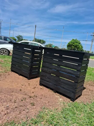 Balcão em paletes ou pinus.