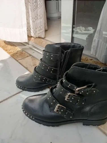 Botas Femininas com Detalhes em Studs