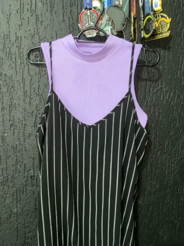 Vestido listrado com blusa de gola alta