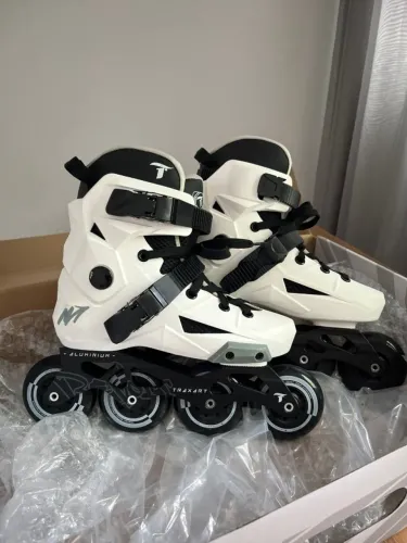 Patins Traxart Revolt literalmente novo