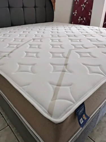 COLCHÃO QUEEN COM MOLAS ENSACADAS