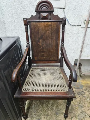 Cadeira de Madeira Maciça Antiga 