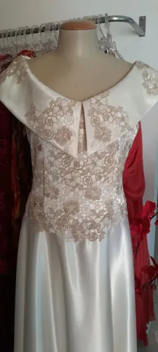 Vestido de renda cor pérola para casamento