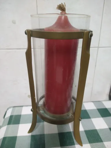 Castiçal de metal com vidro