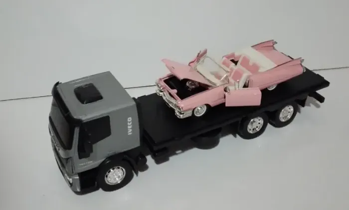 Miniatura Cadillac 1959 c/ reboque plataforma.