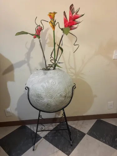 Vaso Decorativo Grande em Cerâmica com Suporte de Ferro