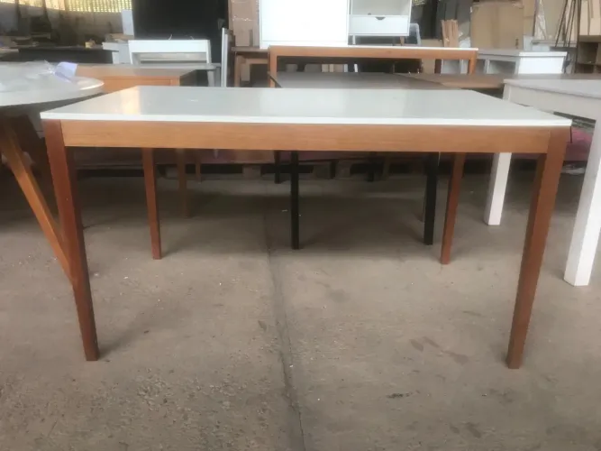 Mesa de jantar com tampo branco e pés amadeirados