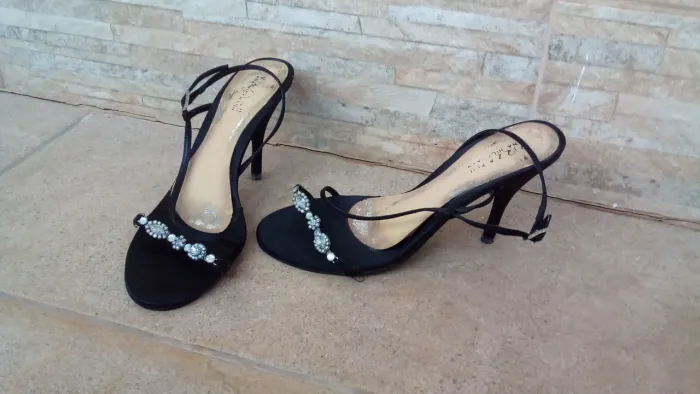 Sandália feminina Vizzano Original 38 cetim preta com pedrarias pouco usada Ana Hickmann